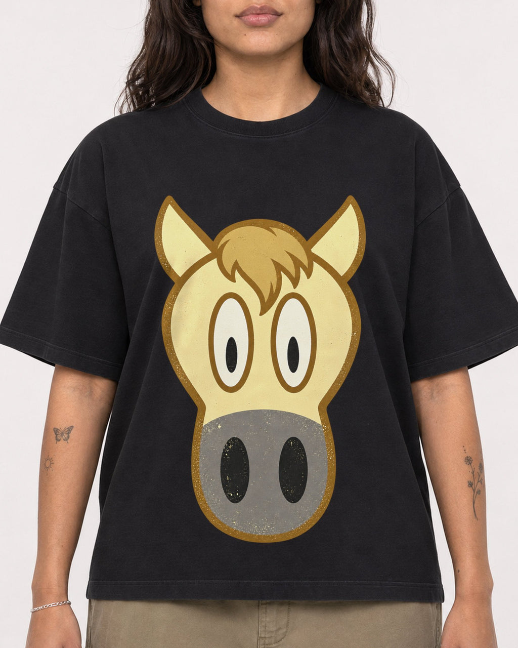 Mockup Boxy Heavyweight Tee Black female close-up 06