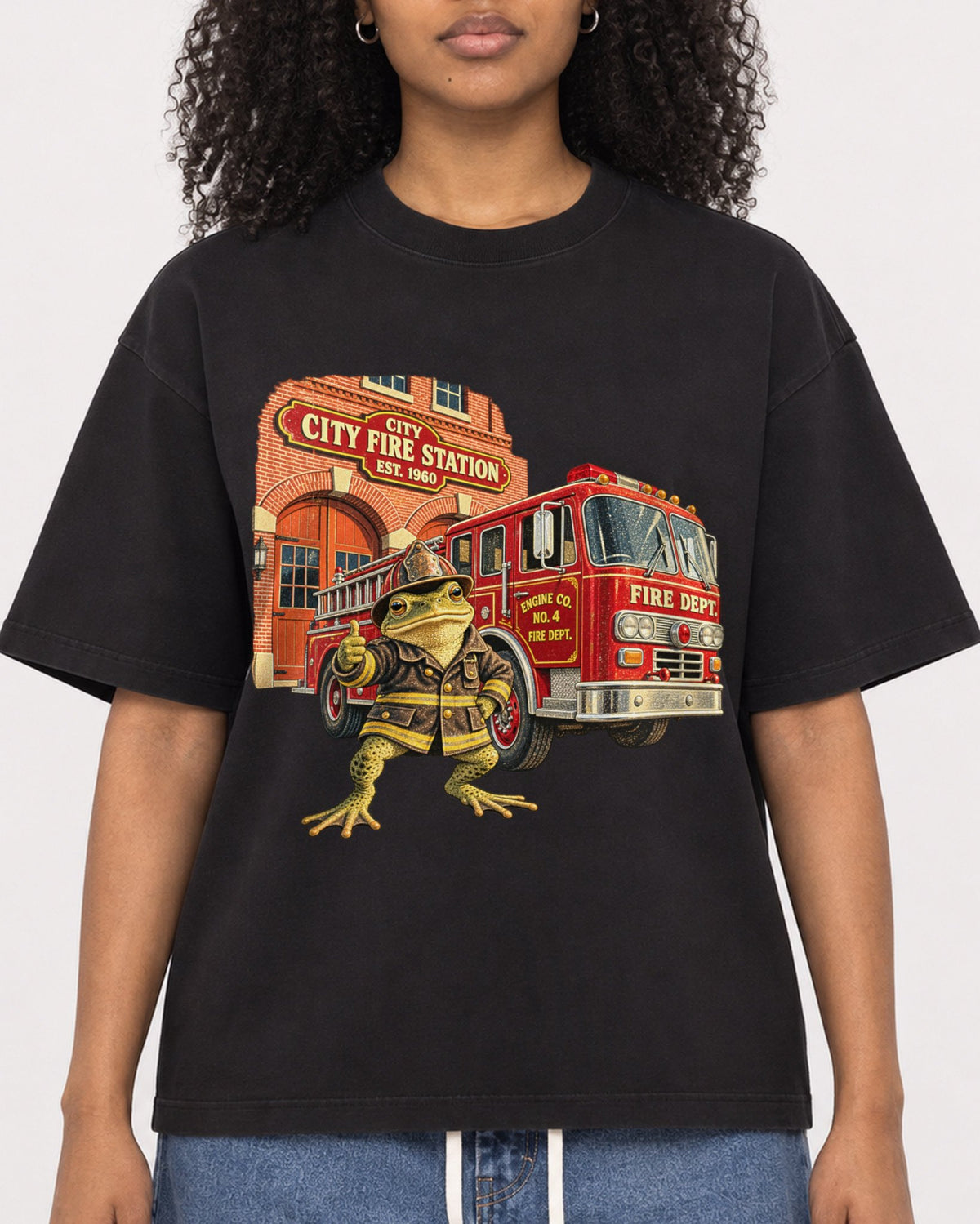 Mockup Boxy Heavyweight Tee Black female close-up 05