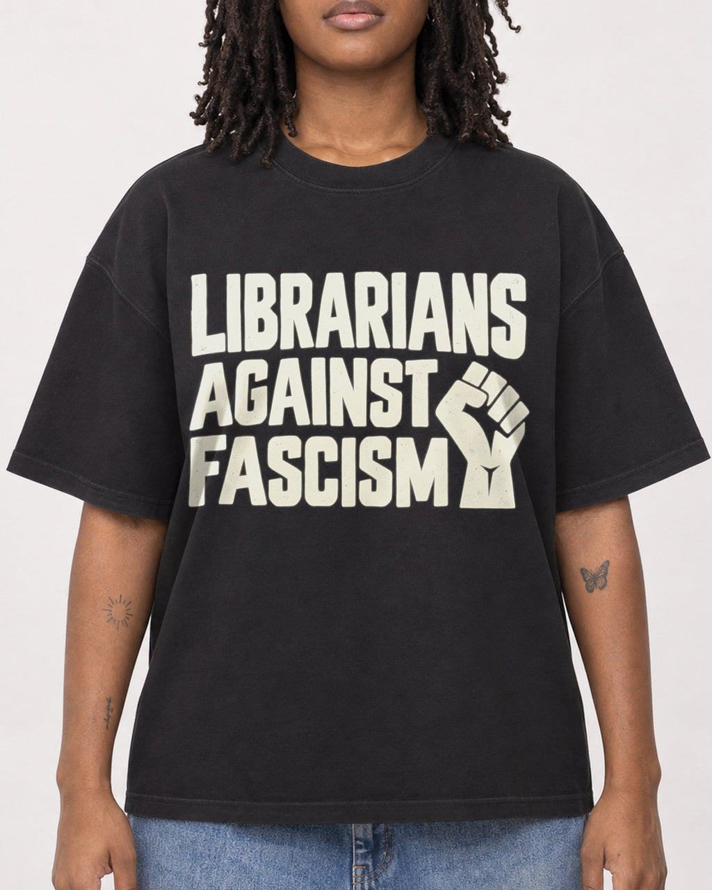 Mockup Boxy Heavyweight Tee Black female close-up 24