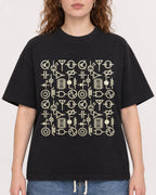 Mockup Boxy Heavyweight Tee Black female close-up 09