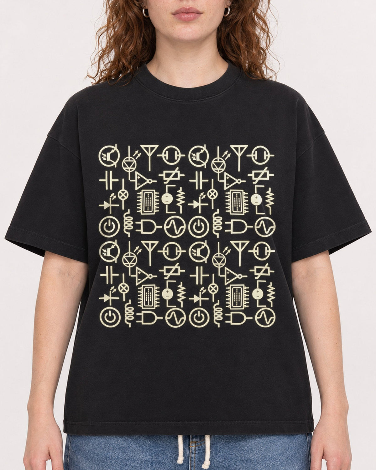 Mockup Boxy Heavyweight Tee Black female close-up 09