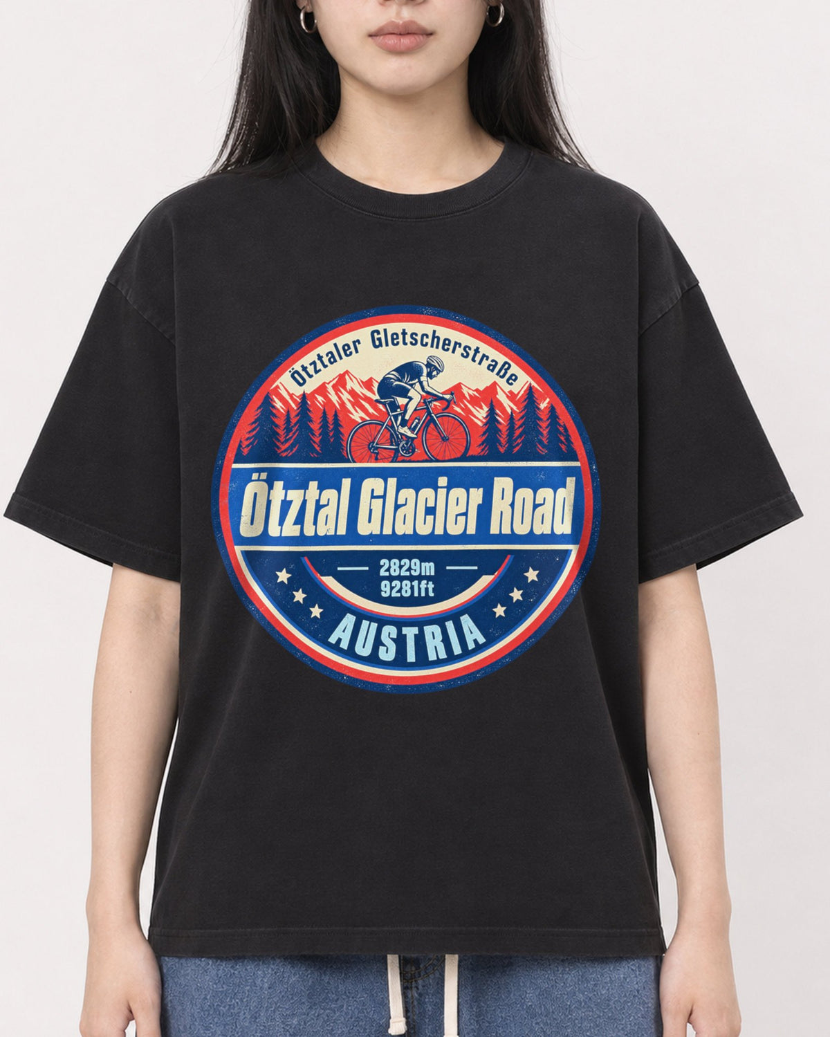 Mockup Boxy Heavyweight Tee Black female close-up 01