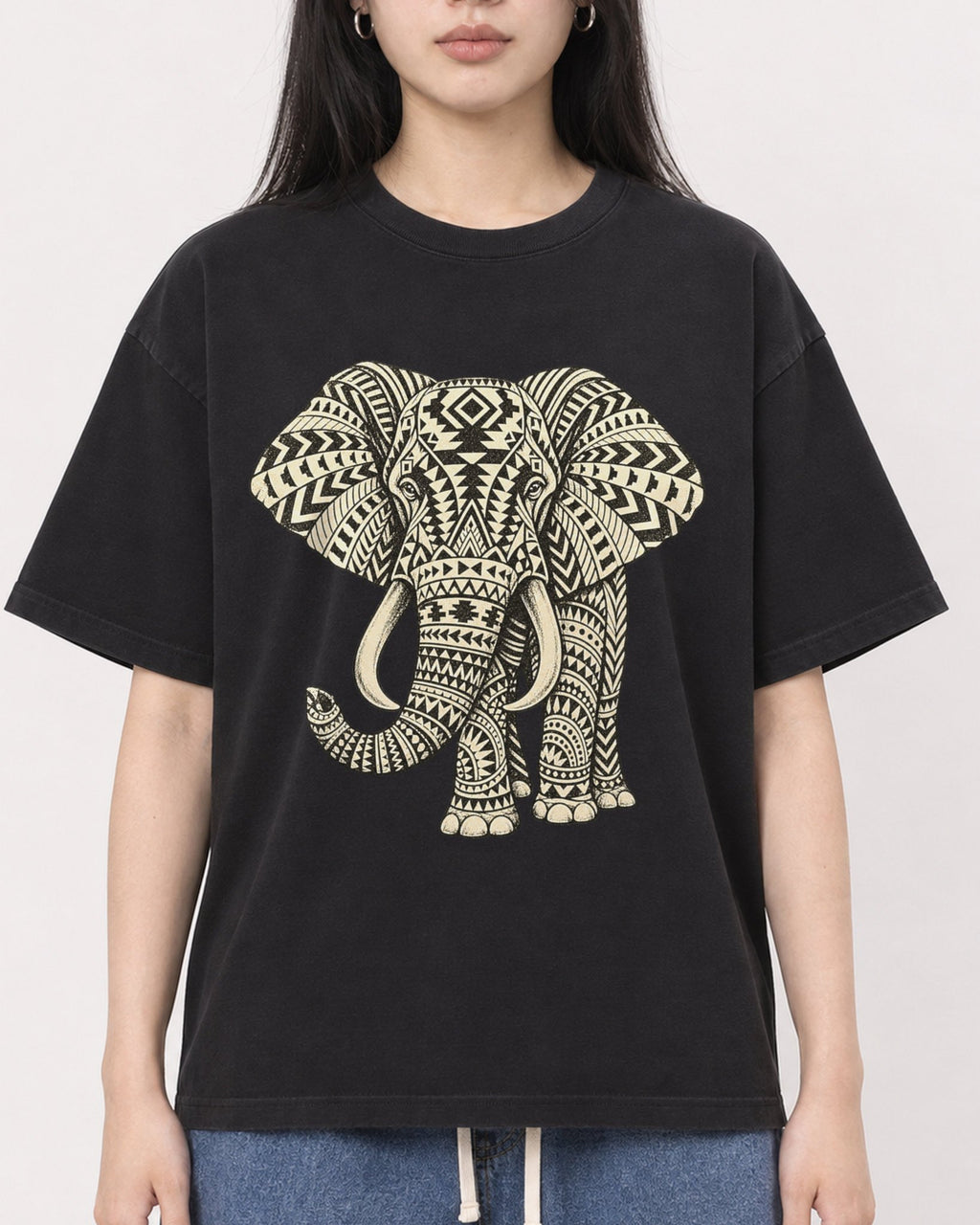 Mockup Boxy Heavyweight Tee Black female close-up 01