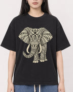 Mockup Boxy Heavyweight Tee Black female close-up 01