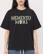 Mockup Boxy Heavyweight Tee Black female close-up 01