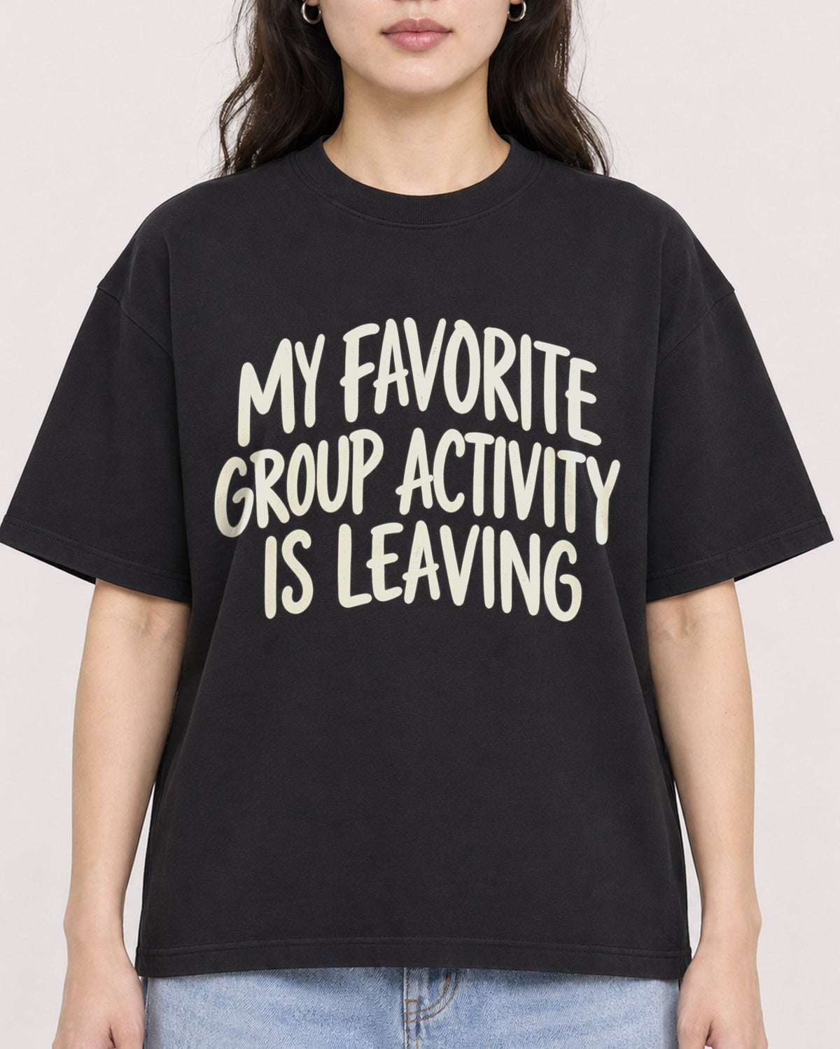 Mockup Boxy Heavyweight Tee Black female close-up 03