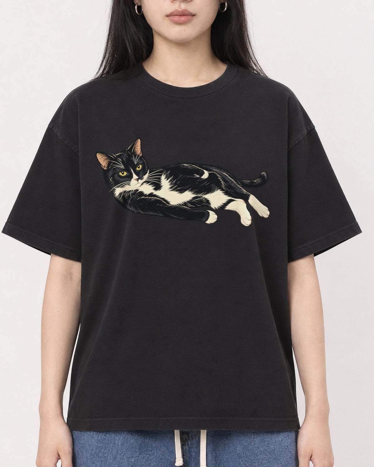 Mockup Boxy Heavyweight Tee Black female close-up 01