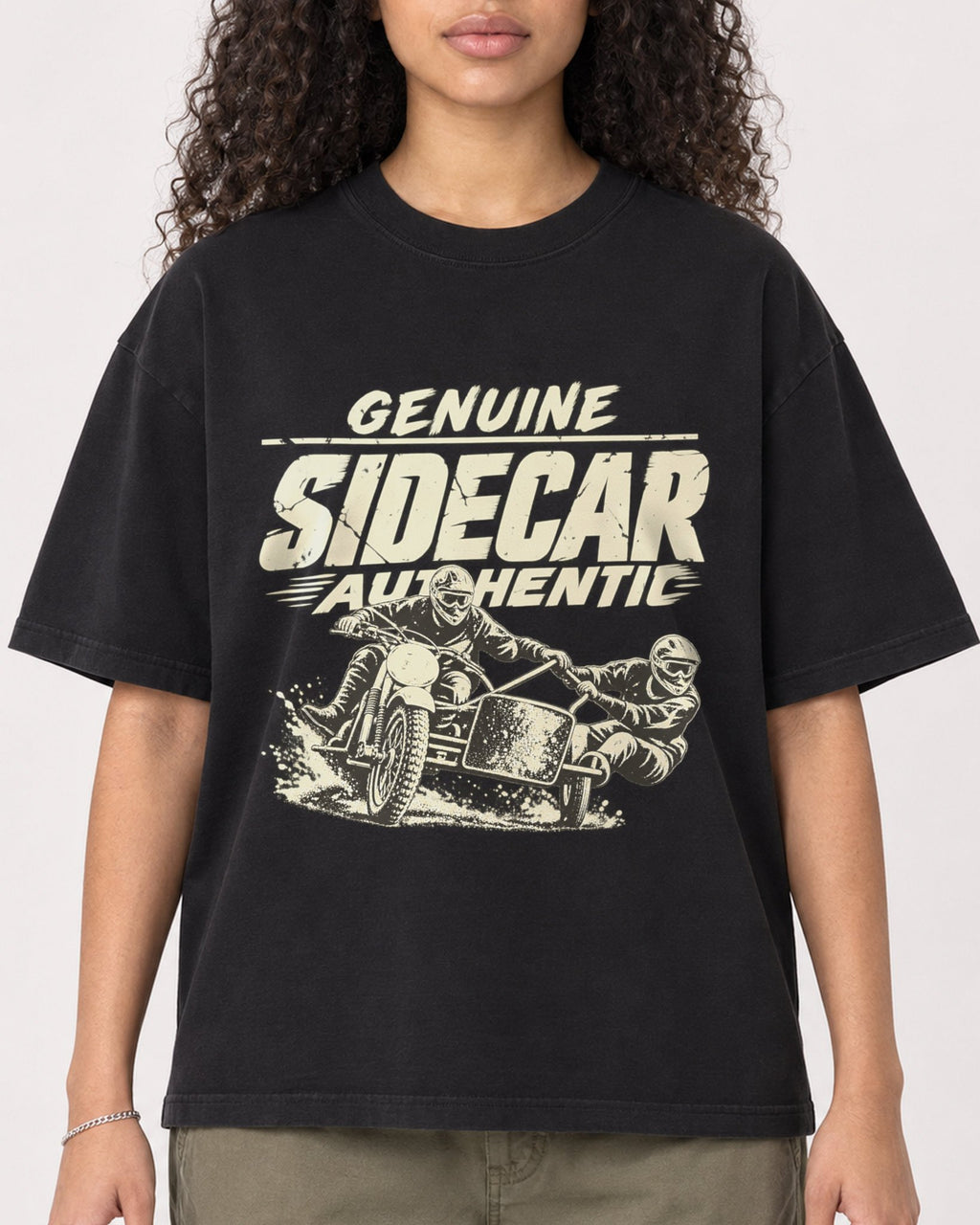 Mockup Boxy Heavyweight Tee Black female close-up 10