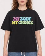 Mockup Boxy Heavyweight Tee Black female close-up 09