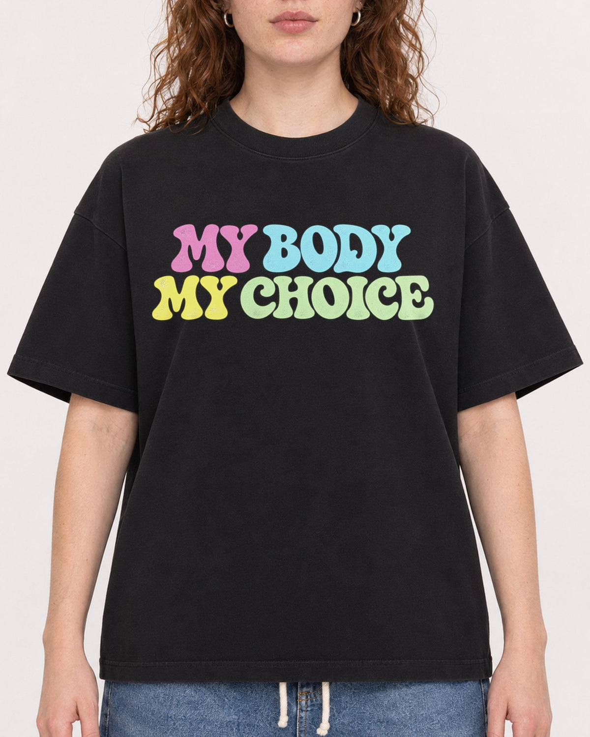 Mockup Boxy Heavyweight Tee Black female close-up 09
