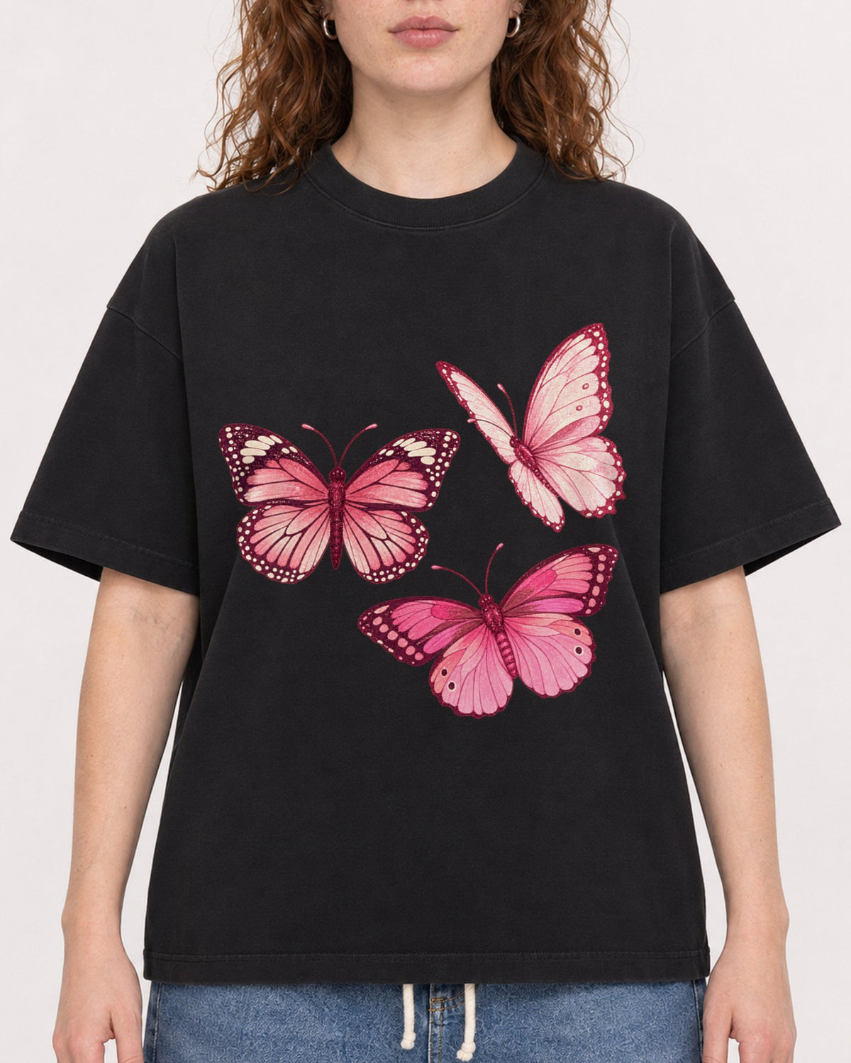Mockup Boxy Heavyweight Tee Black female close-up 09