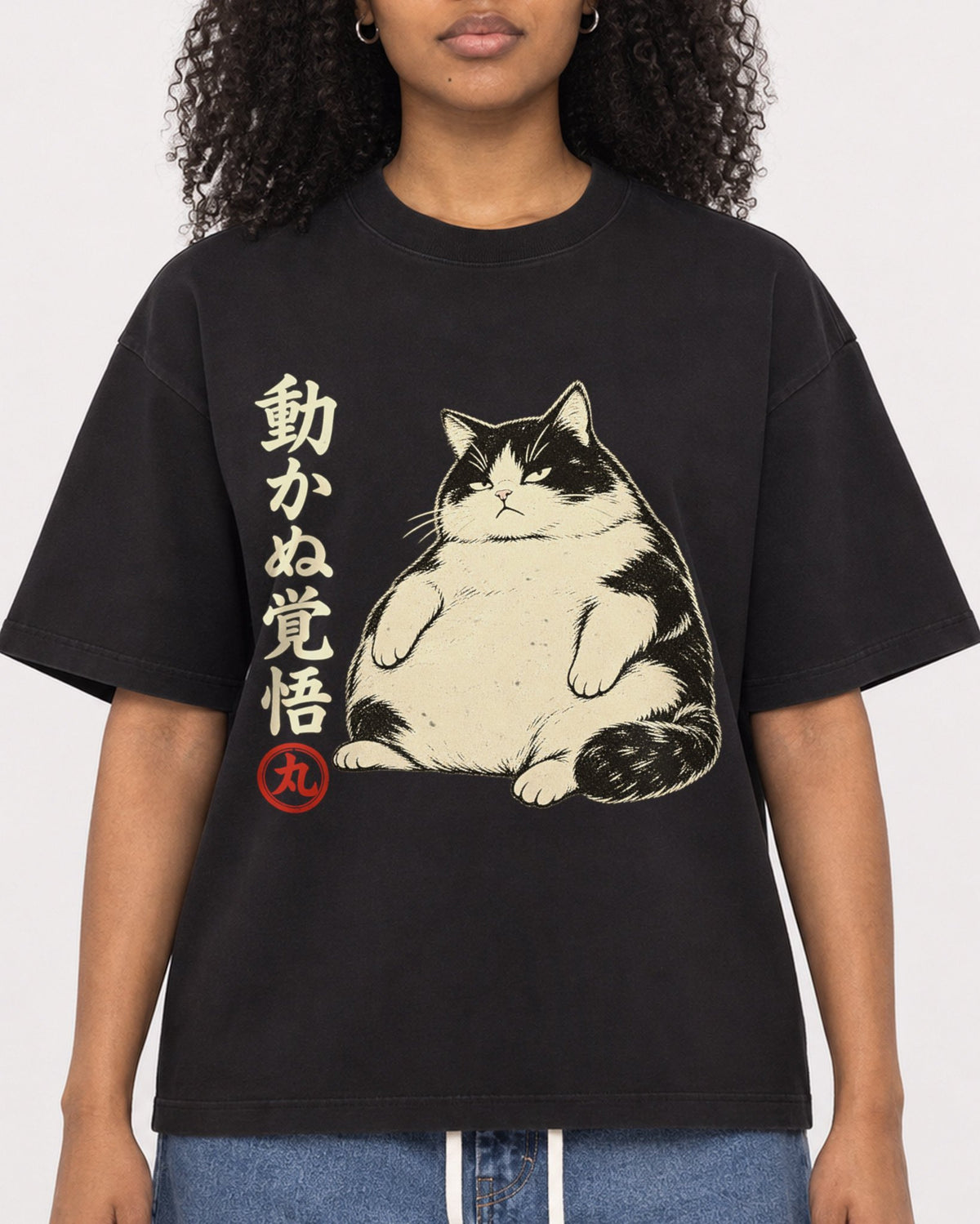 Mockup Boxy Heavyweight Tee Black female close-up 05