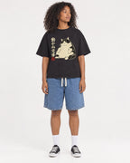 Mockup Boxy Heavyweight Tee Black female full-body 05