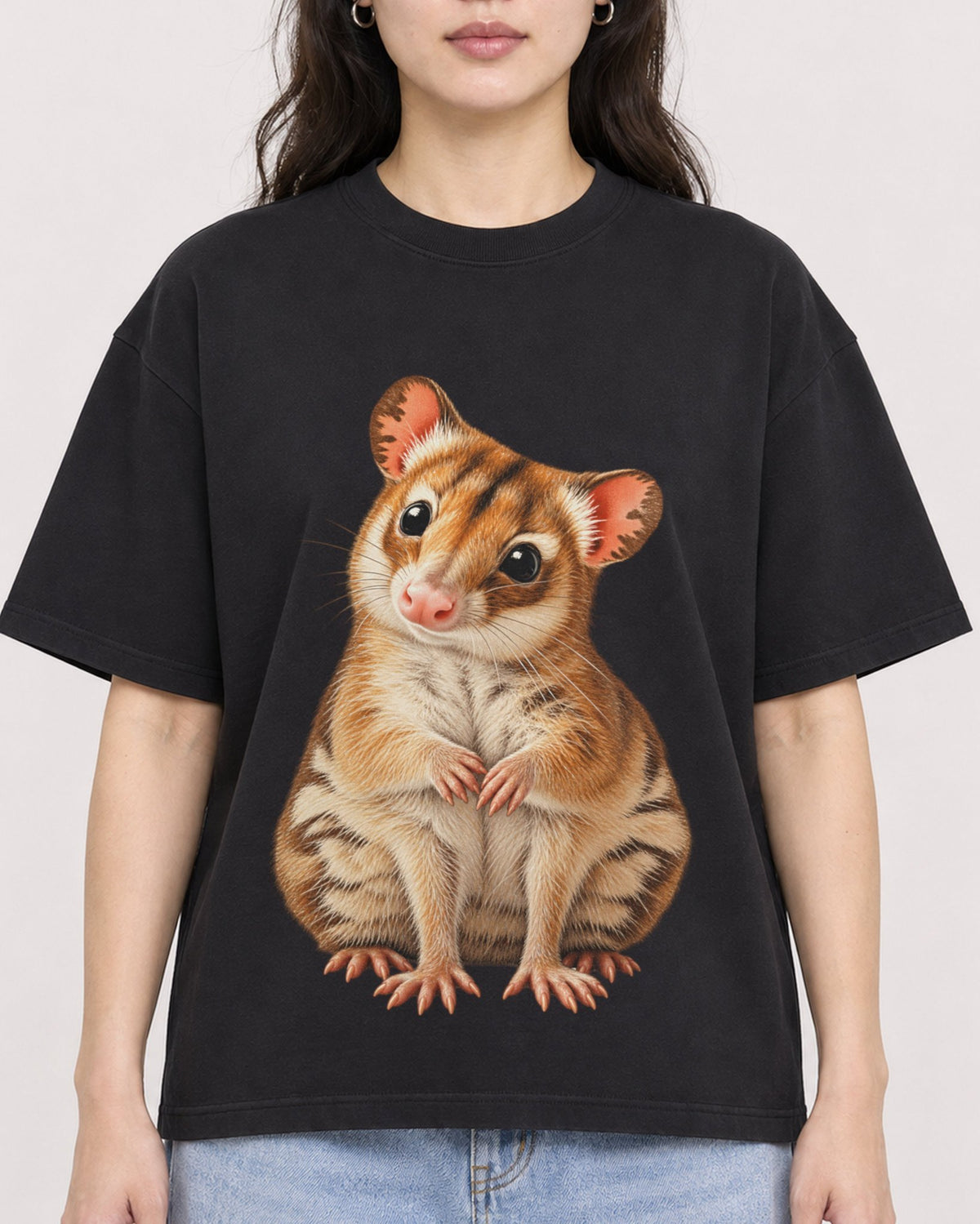 Mockup Boxy Heavyweight Tee Black female close-up 03