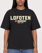 Mockup Boxy Heavyweight Tee Black female close-up 04