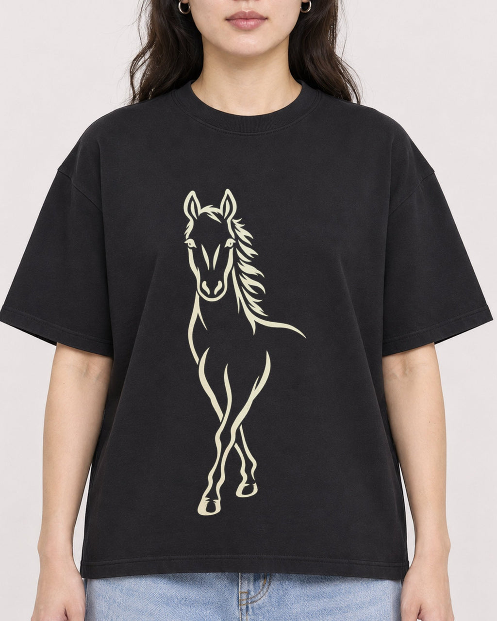 Mockup Boxy Heavyweight Tee Black female close-up 03