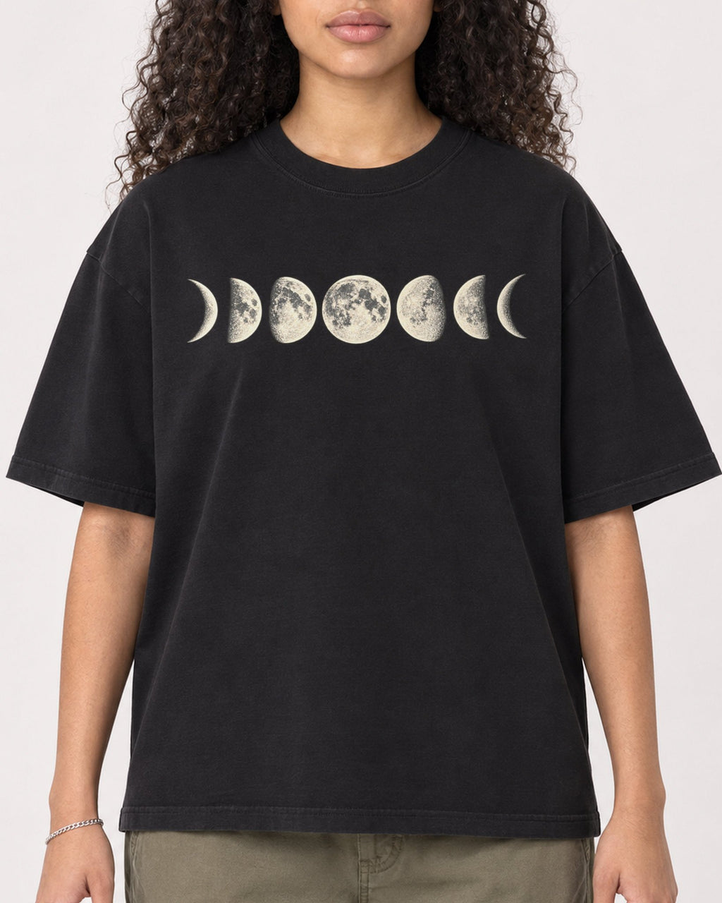 Mockup Boxy Heavyweight Tee Black female close-up 10