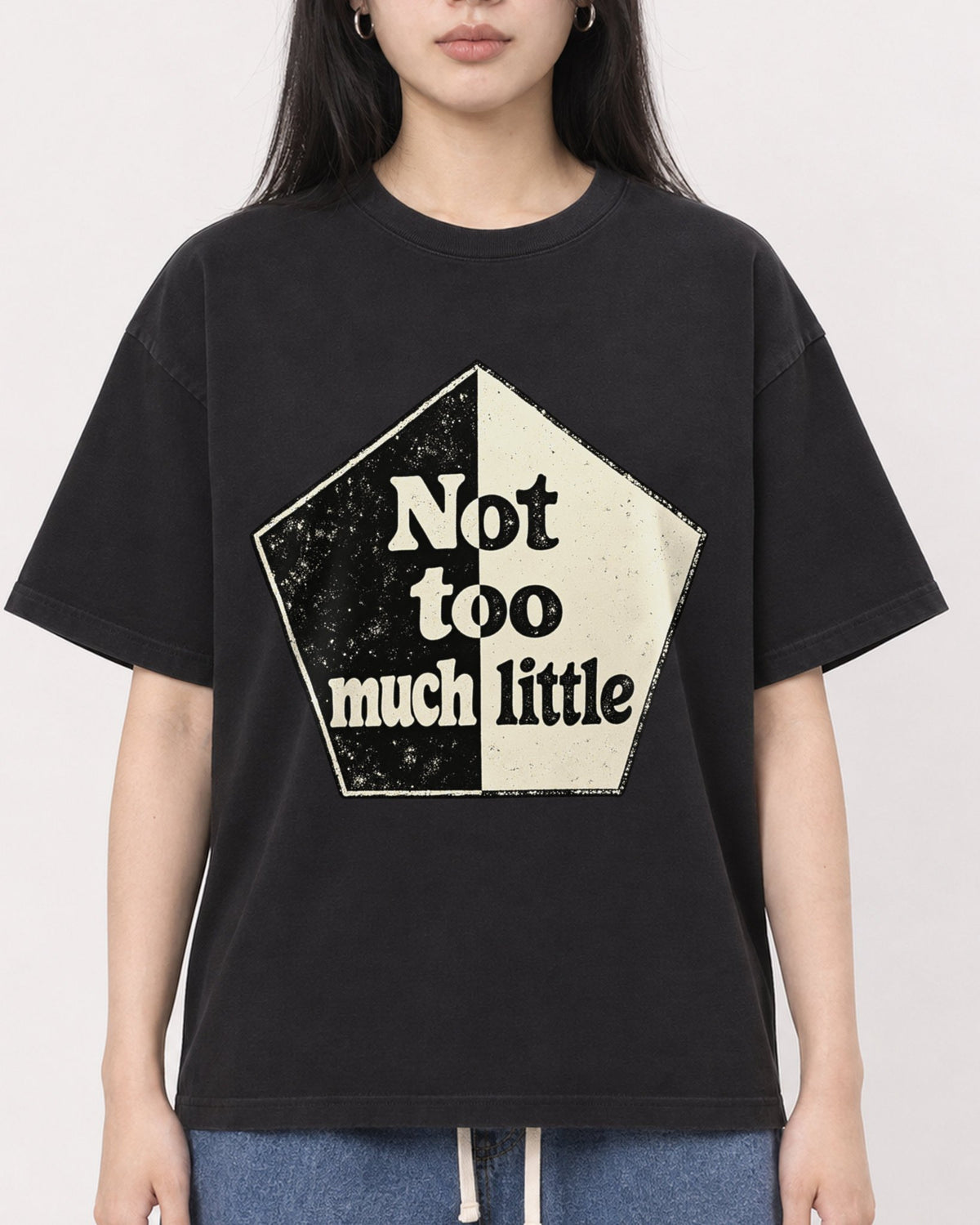 Mockup Boxy Heavyweight Tee Black female close-up 01
