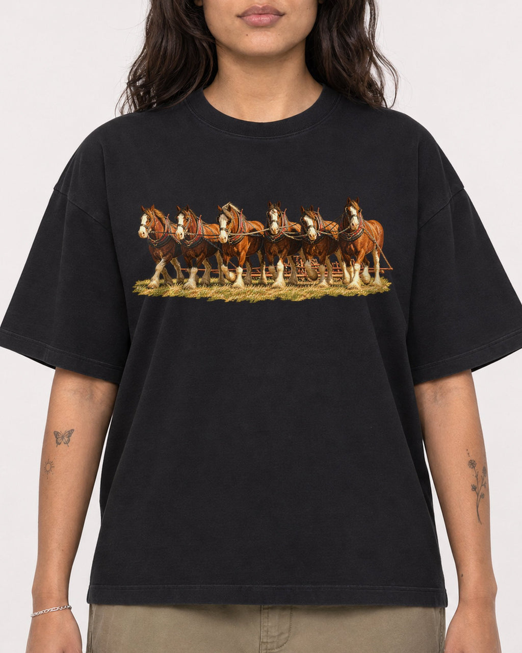 Mockup Boxy Heavyweight Tee Black female close-up 06
