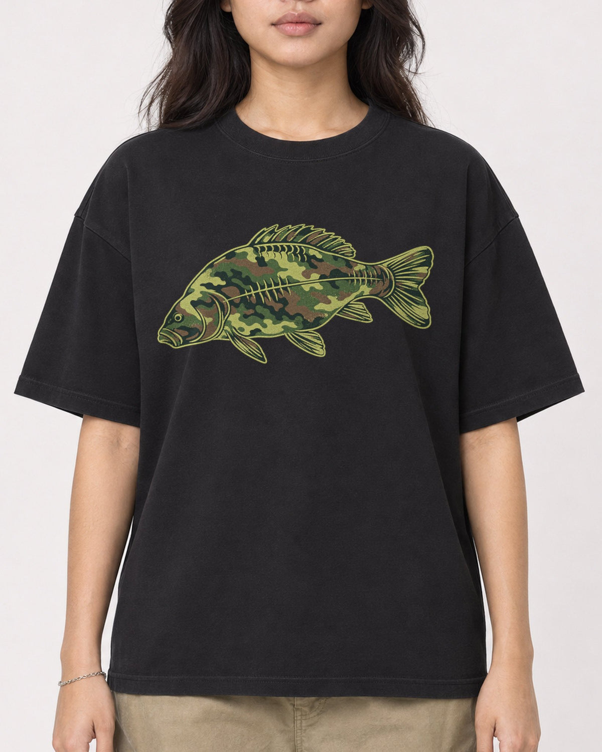Mockup Boxy Heavyweight Tee Black female close-up 02