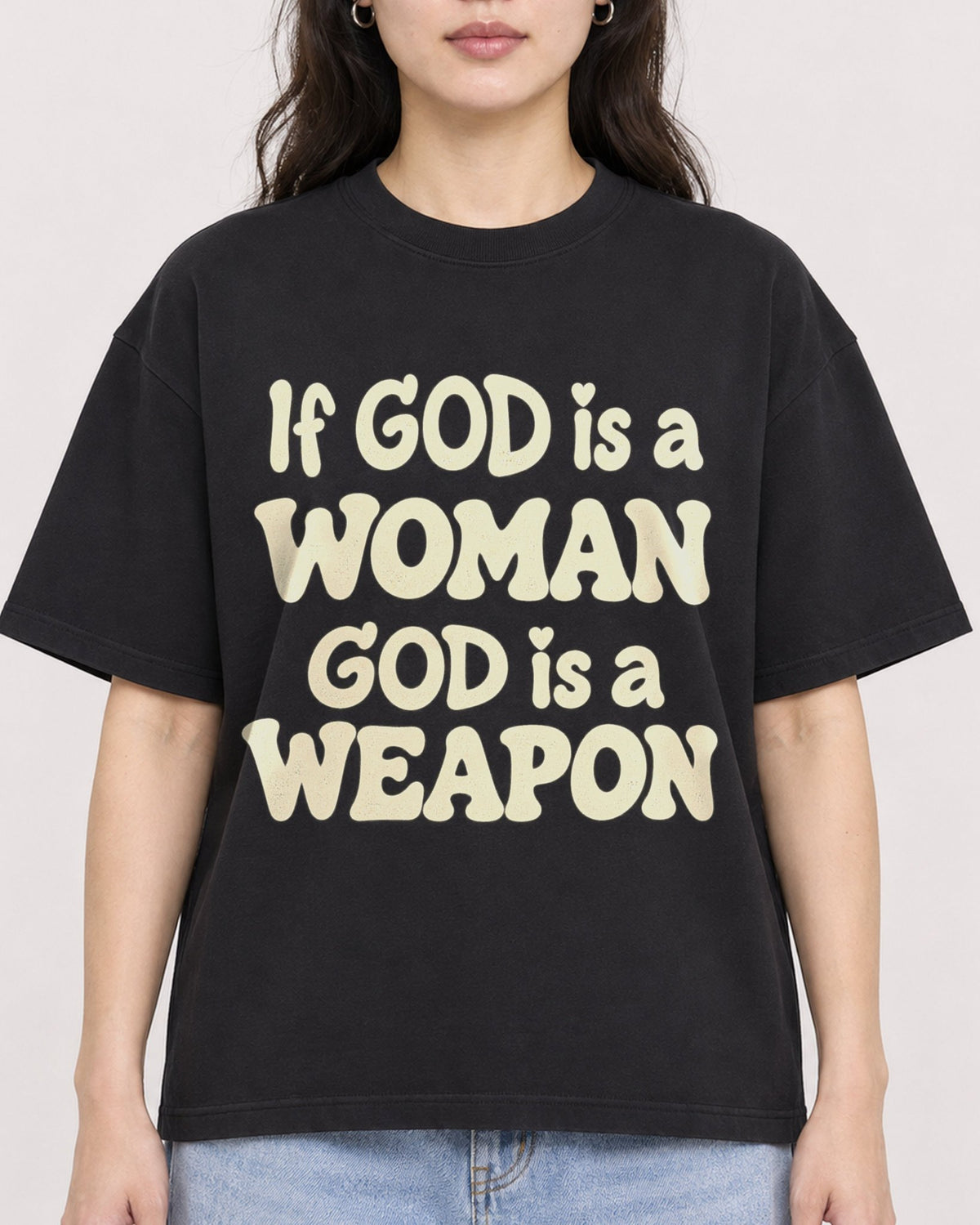 Mockup Boxy Heavyweight Tee Black female close-up 03