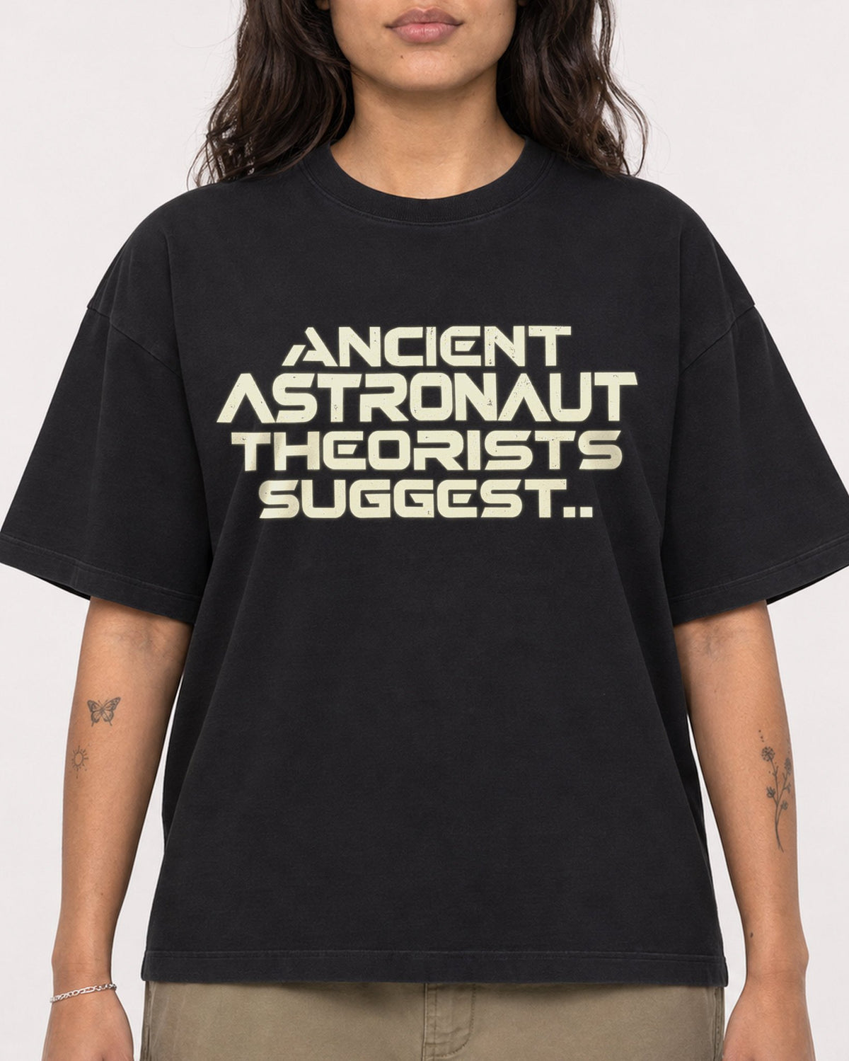 Mockup Boxy Heavyweight Tee Black female close-up 06