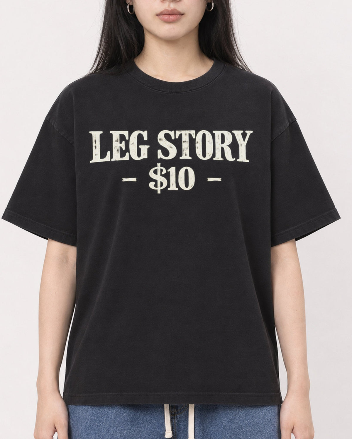 Mockup Boxy Heavyweight Tee Black female close-up 01