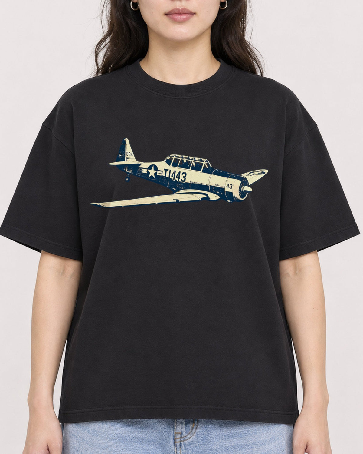 Mockup Boxy Heavyweight Tee Black female close-up 03