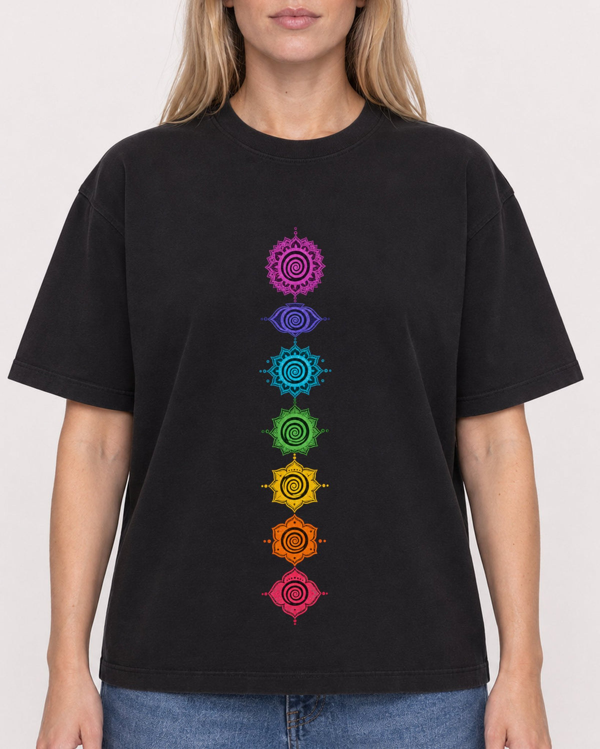 Mockup Boxy Heavyweight Tee Black female close-up 08