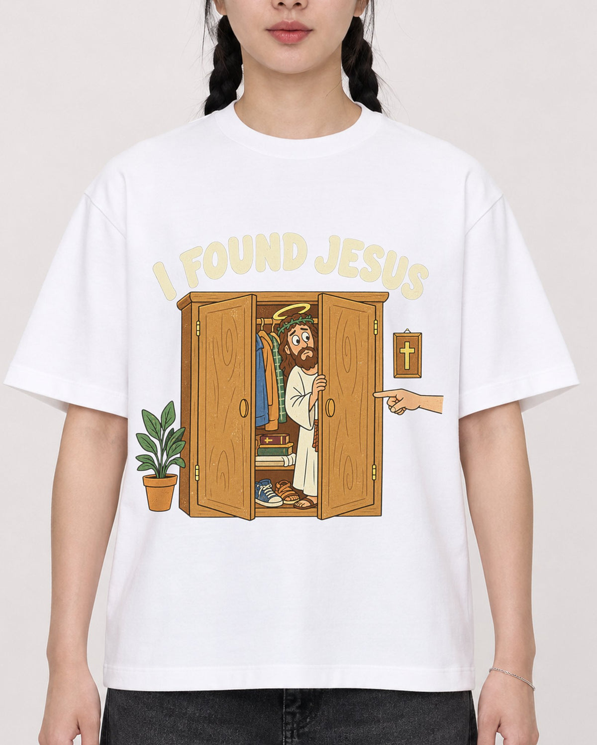 Mockup Boxy Heavyweight Tee White female close-up 43