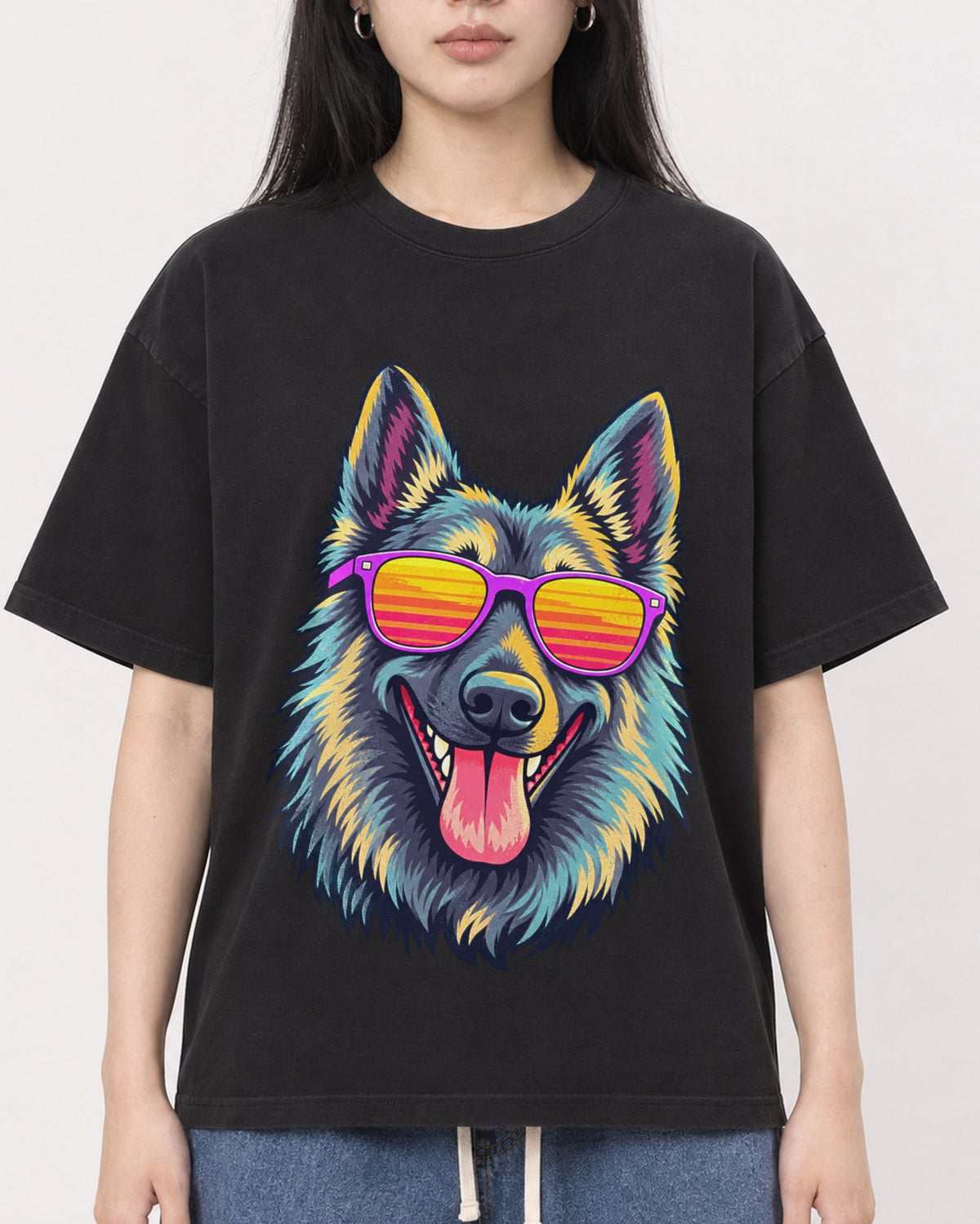 Mockup Boxy Heavyweight Tee Black female close-up 01