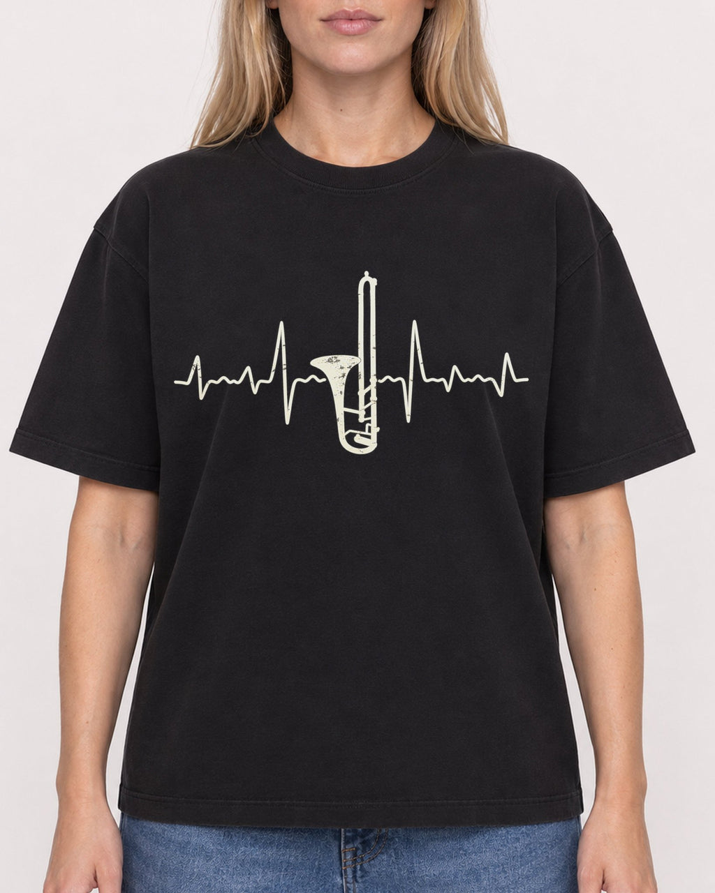 Mockup Boxy Heavyweight Tee Black female close-up 08