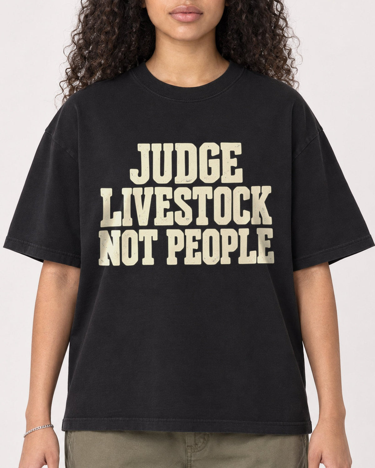 Mockup Boxy Heavyweight Tee Black female close-up 10
