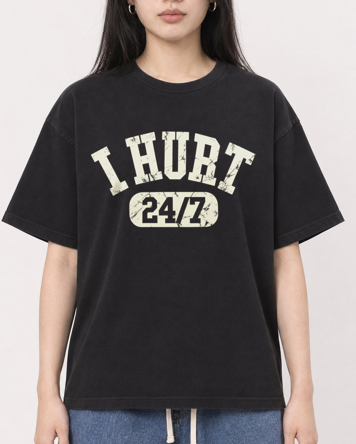 Mockup Boxy Heavyweight Tee Black female close-up 01