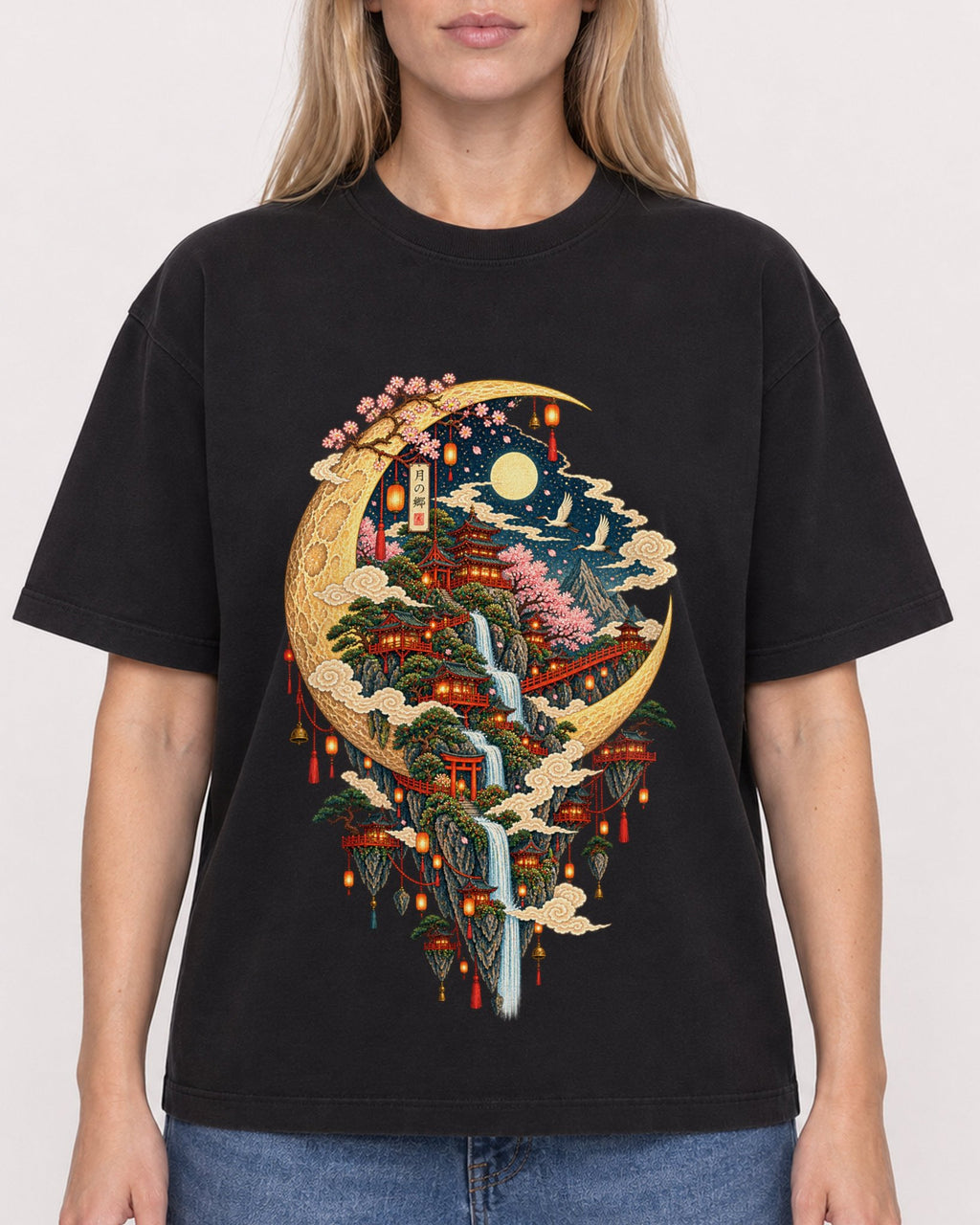 Mockup Boxy Heavyweight Tee Black female close-up 08