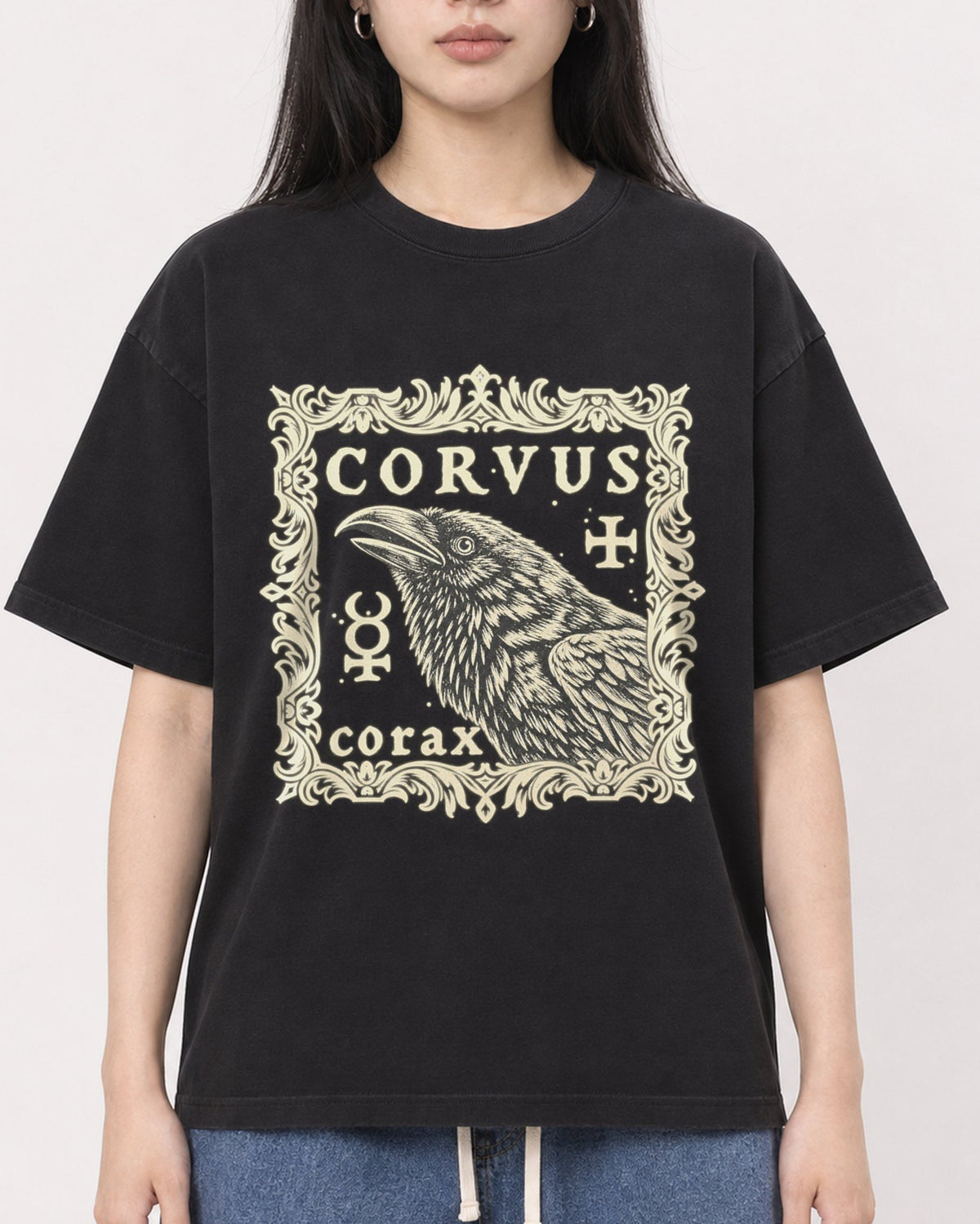 Mockup Boxy Heavyweight Tee Black female close-up 01
