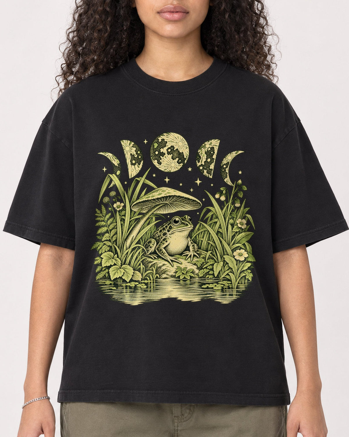 Mockup Boxy Heavyweight Tee Black female close-up 10