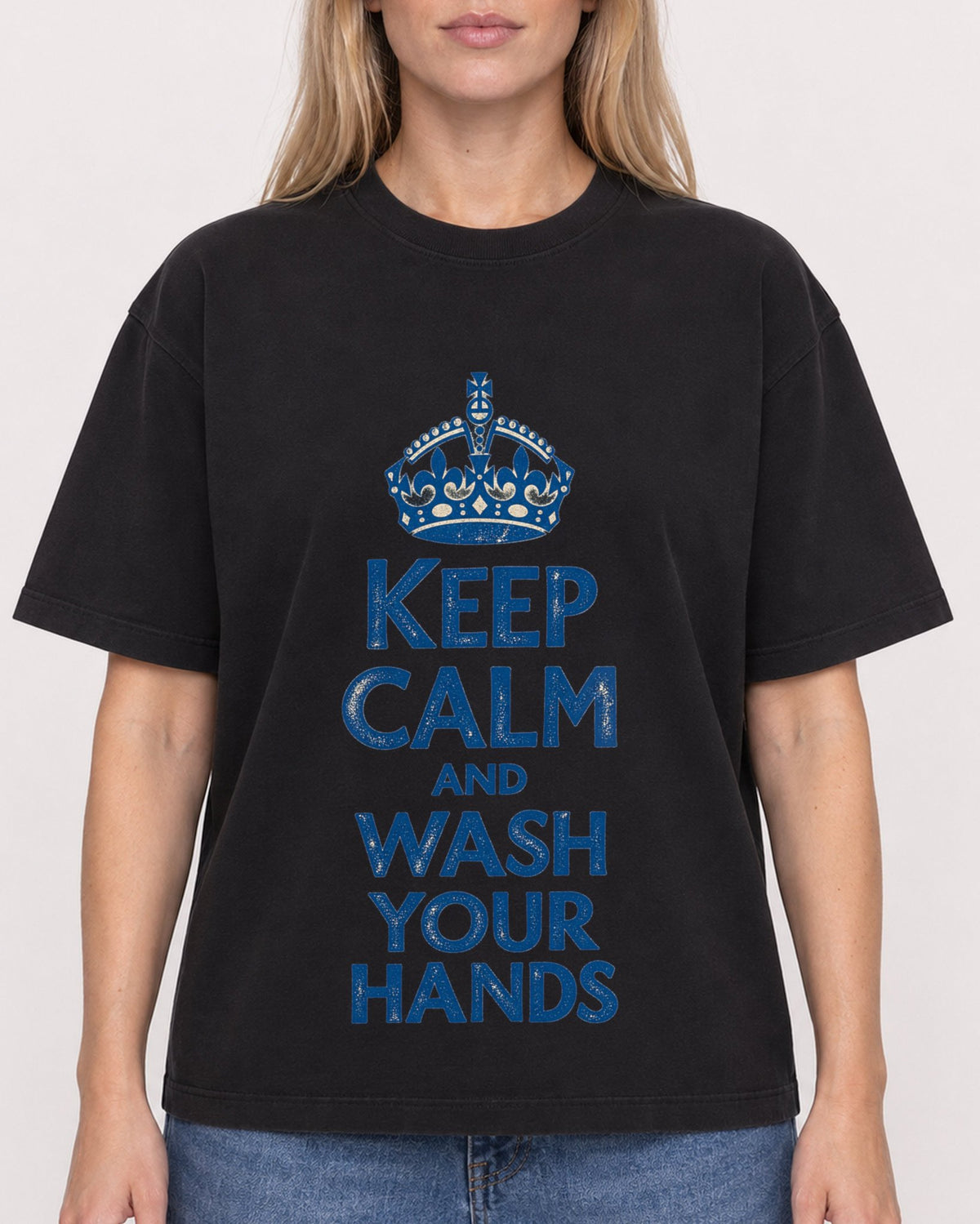 Mockup Boxy Heavyweight Tee Black female close-up 08