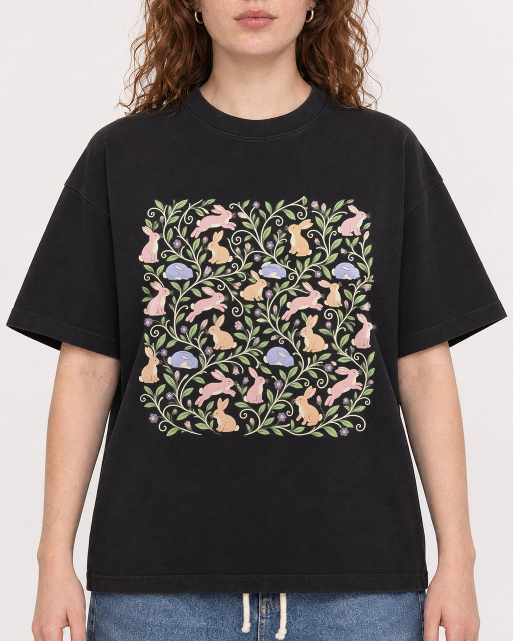 Mockup Boxy Heavyweight Tee Black female close-up 09