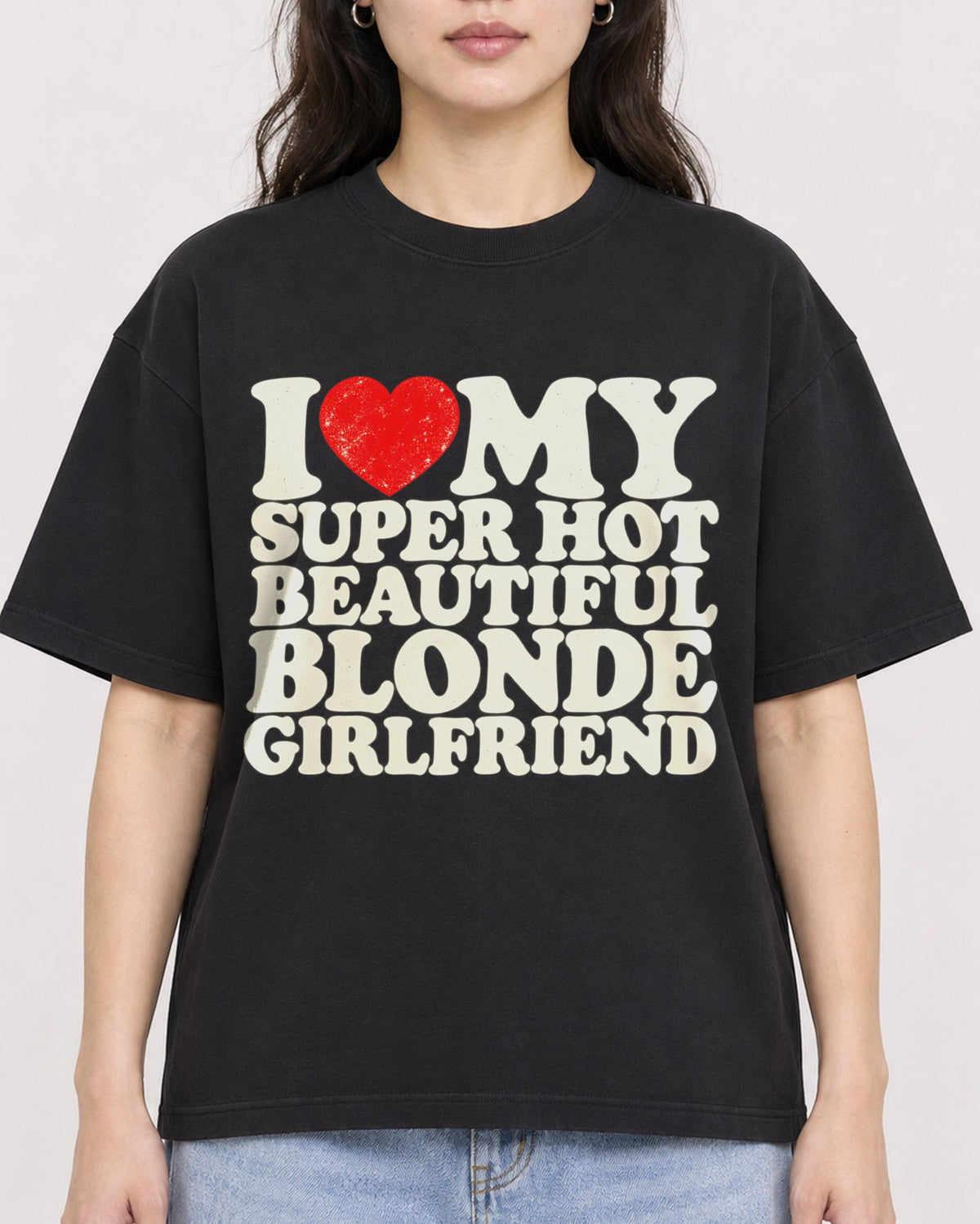 Mockup Boxy Heavyweight Tee Black female close-up 03