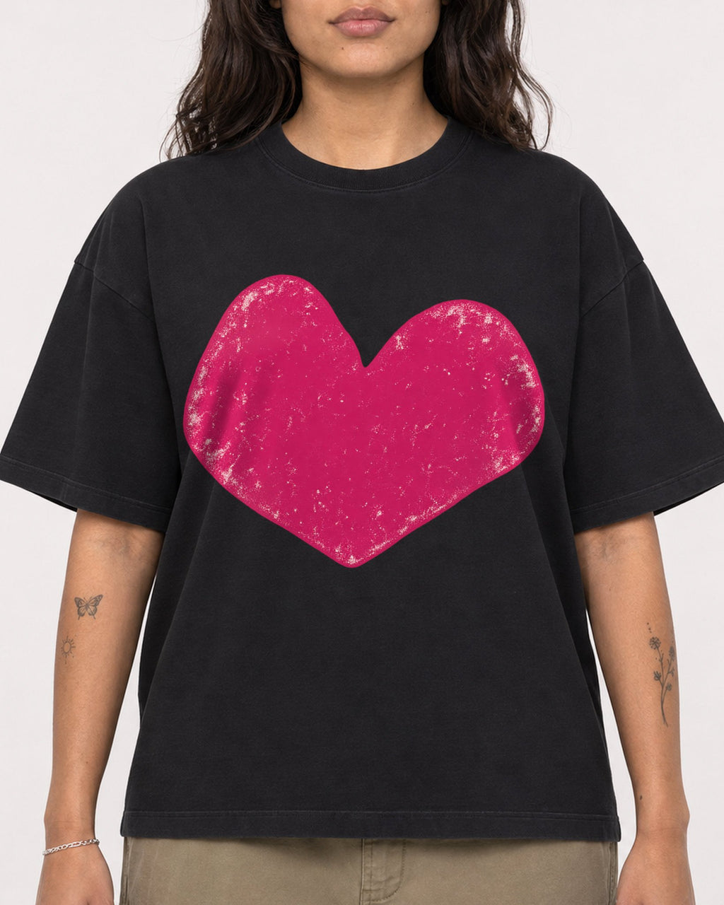 Mockup Boxy Heavyweight Tee Black female close-up 06