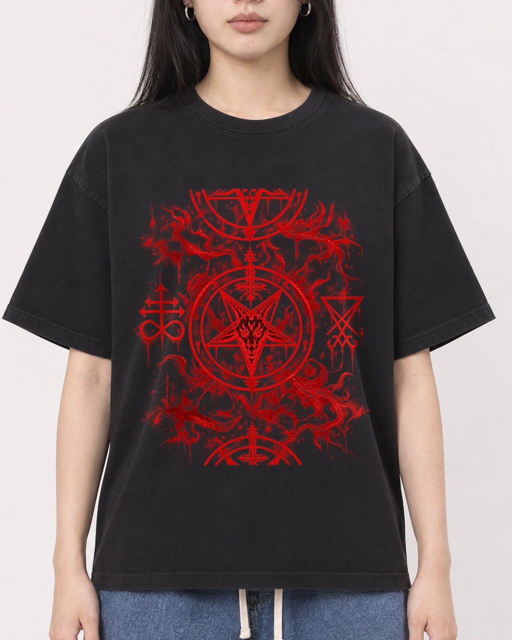 Mockup Boxy Heavyweight Tee Black female close-up 01