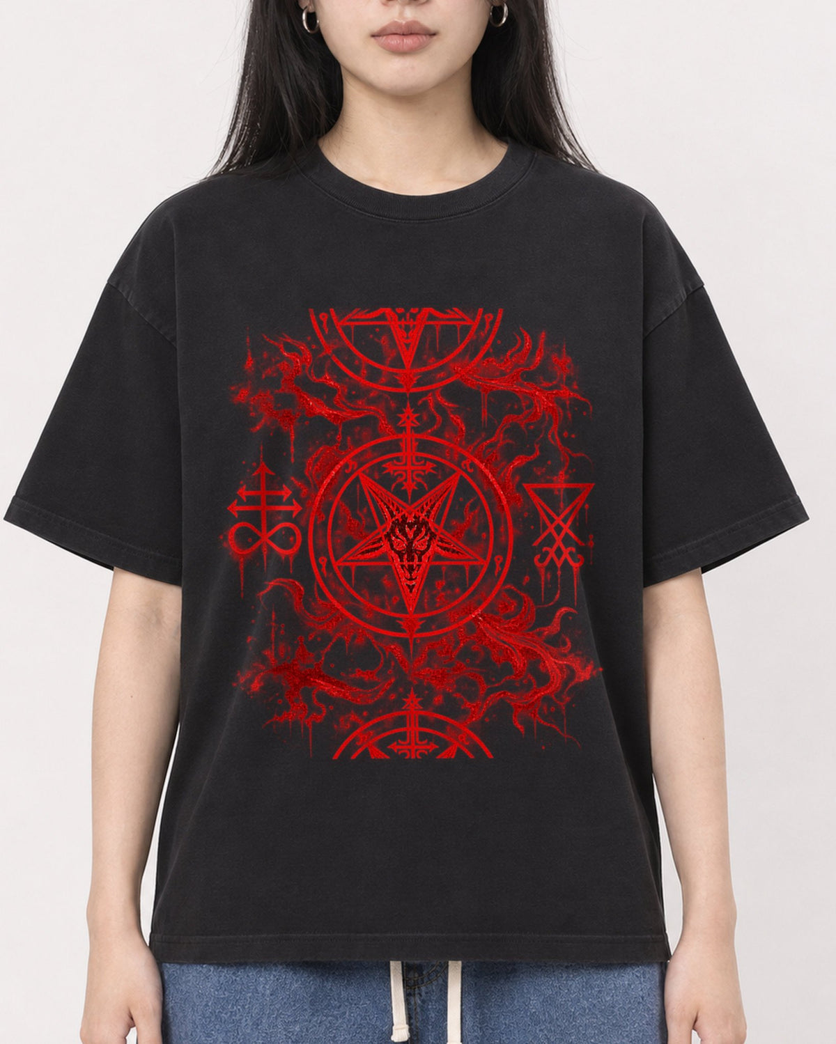 Mockup Boxy Heavyweight Tee Black female close-up 01