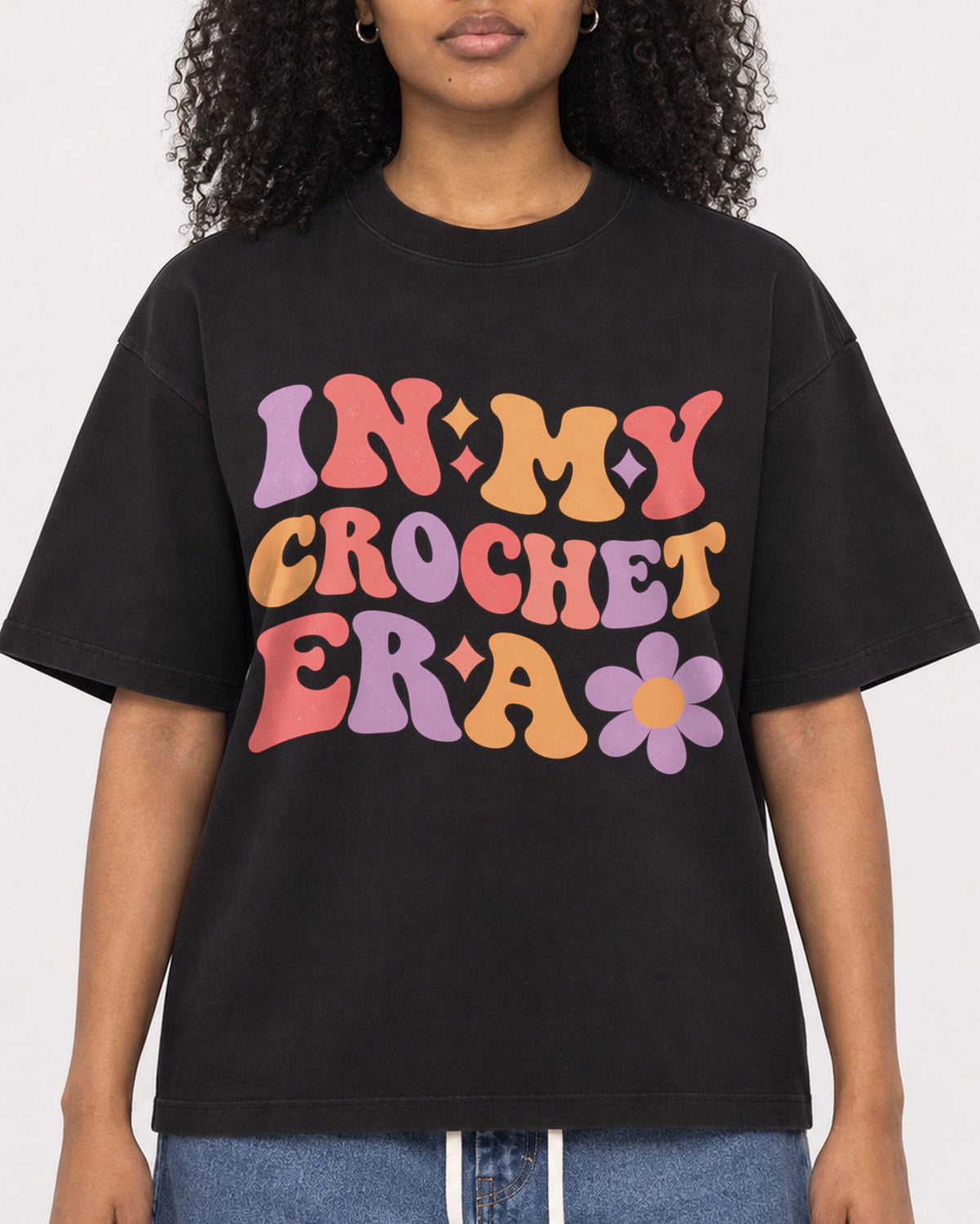 Mockup Boxy Heavyweight Tee Black female close-up 05