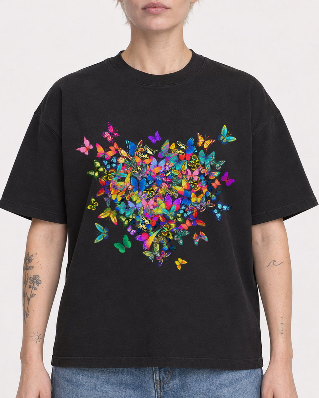 Mockup Boxy Heavyweight Tee Black female close-up 48