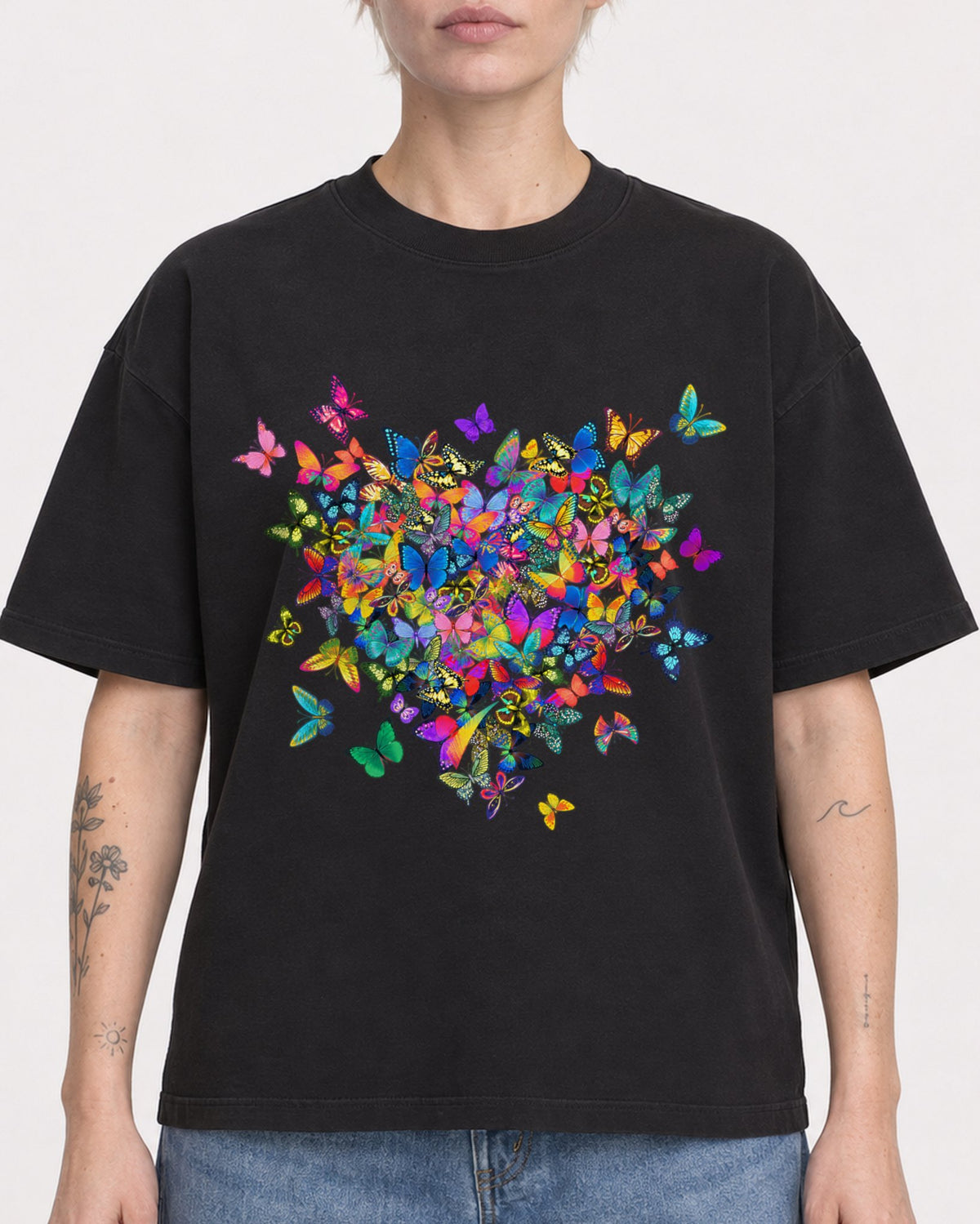 Mockup Boxy Heavyweight Tee Black female close-up 48