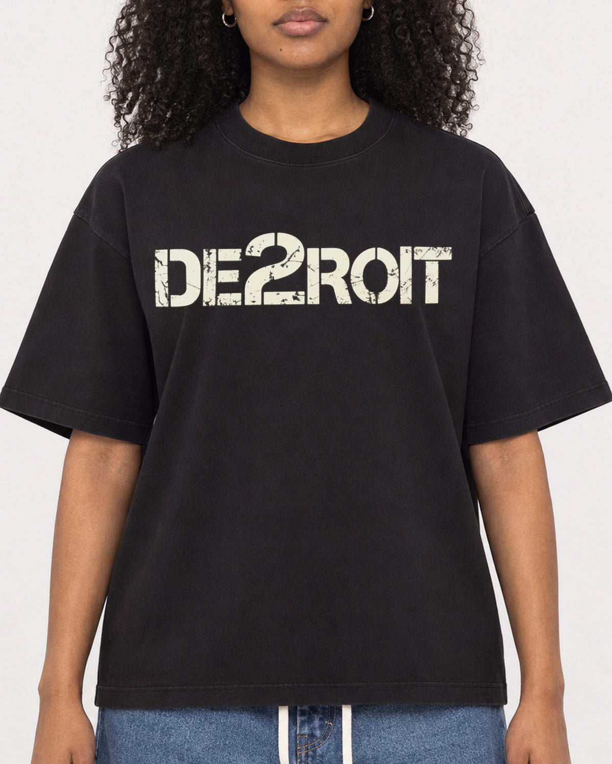 Mockup Boxy Heavyweight Tee Black female close-up 05
