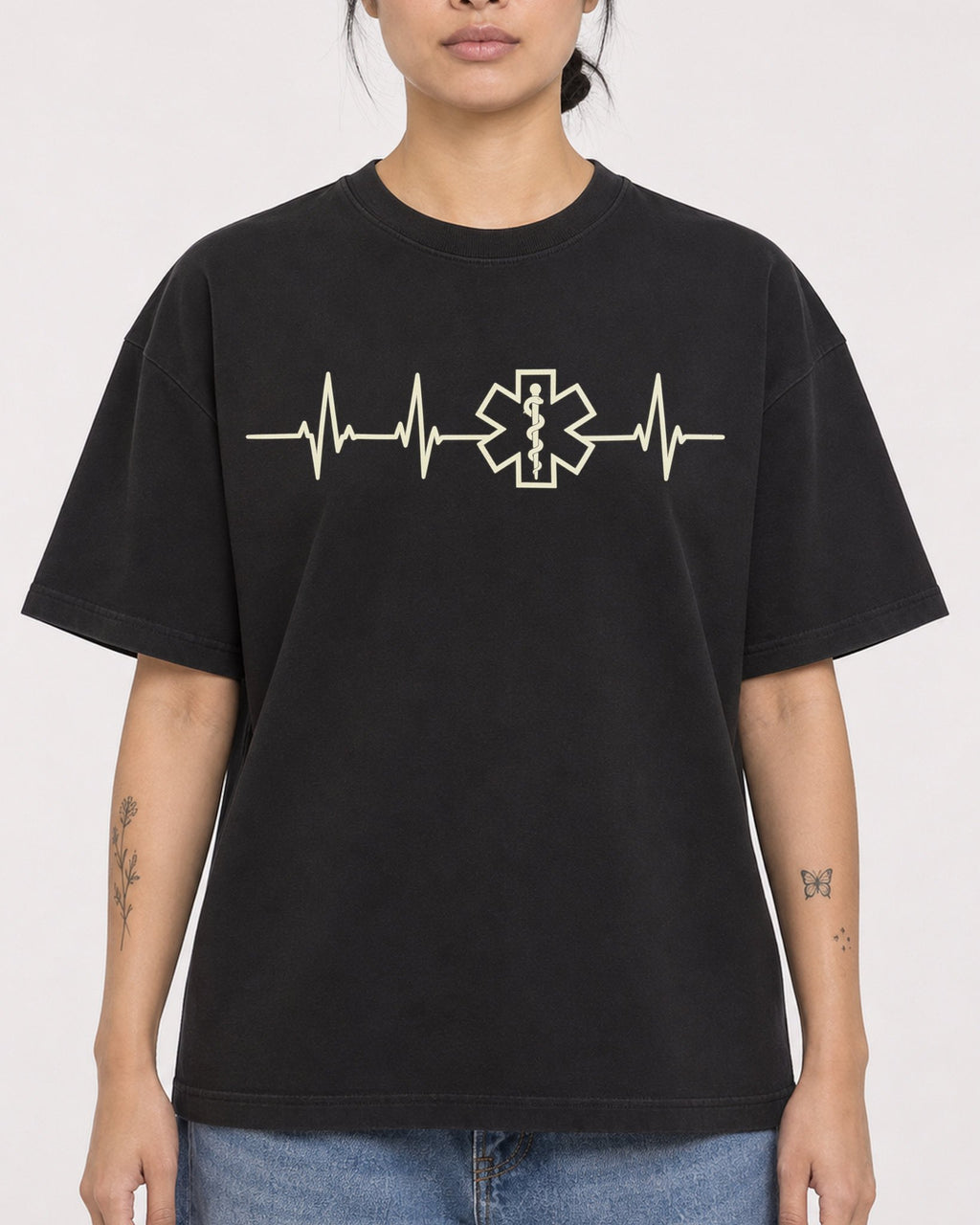 Mockup Boxy Heavyweight Tee Black female close-up 12