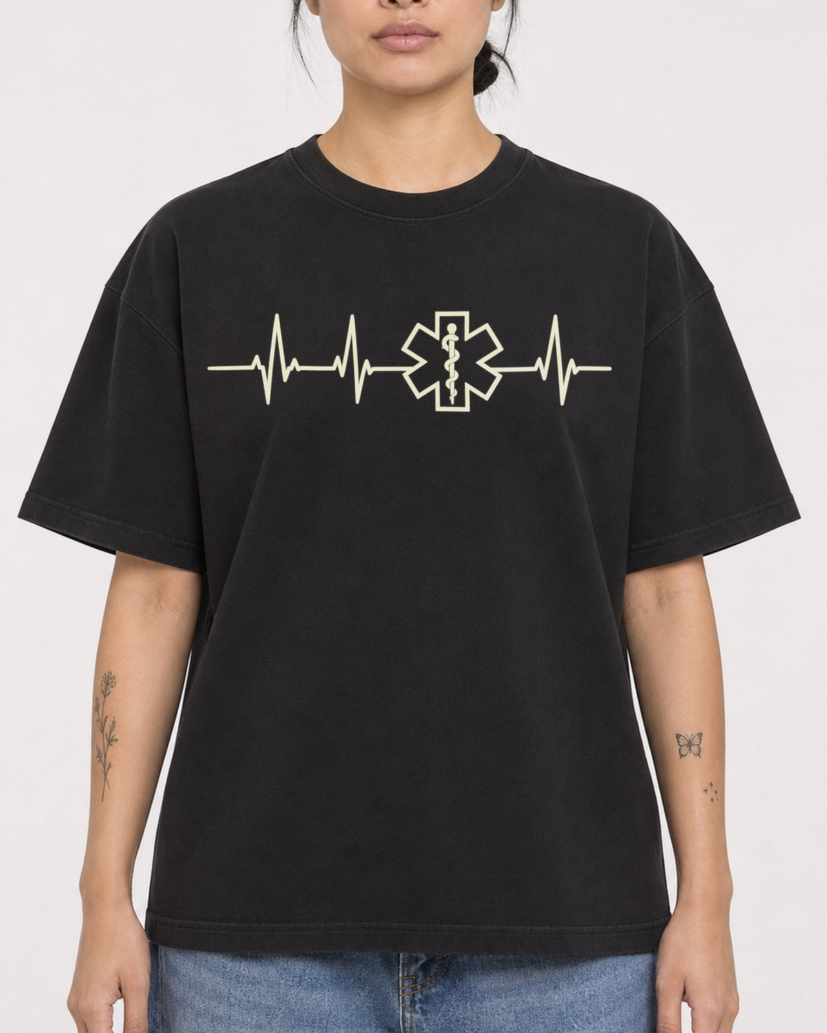 Mockup Boxy Heavyweight Tee Black female close-up 12