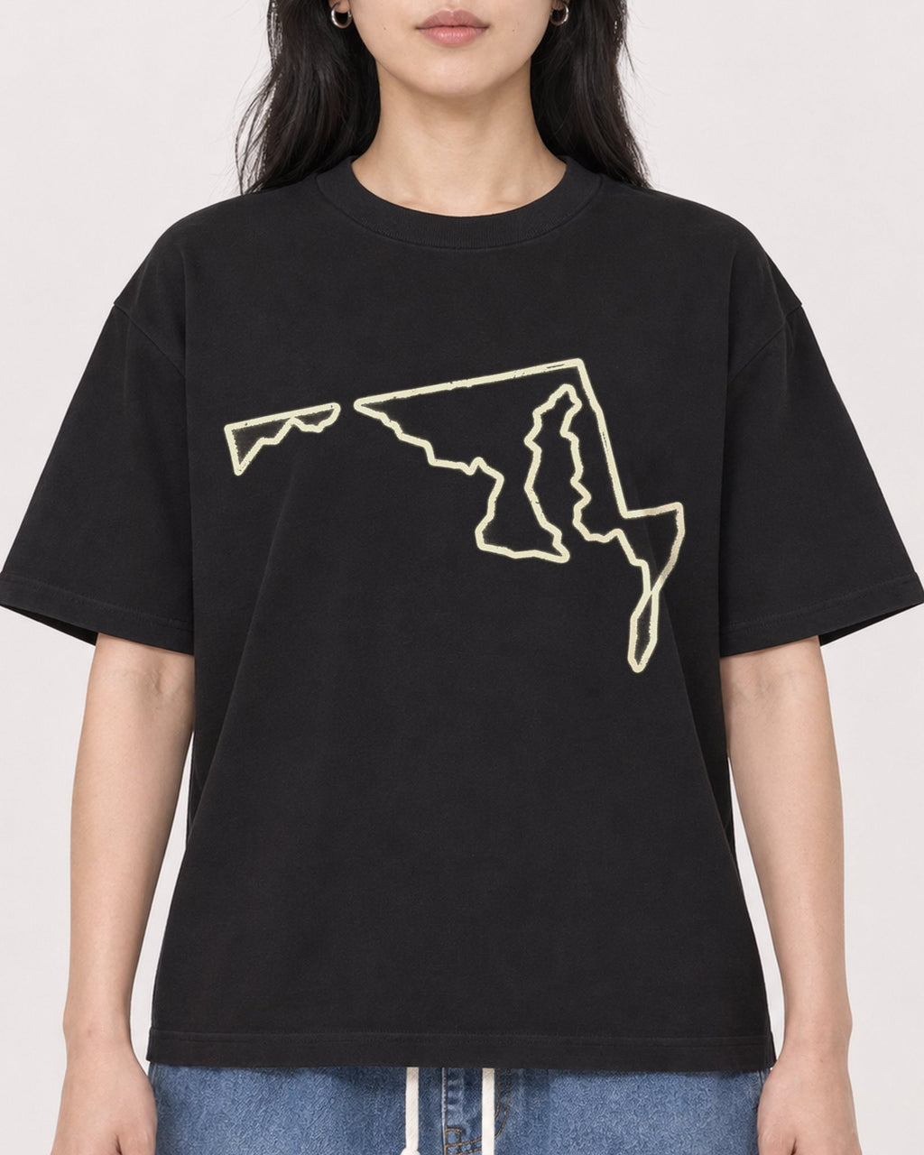 Mockup Boxy Heavyweight Tee Black female close-up 13